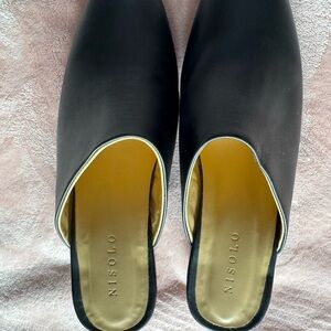 Nisolo Black Minimalist Mules with Striking Contrast